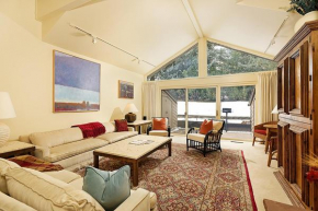 Clarendon Unit 2, Beautiful Townhouse, Expansive Living Area, Vaulted Ceilings, Private Patio